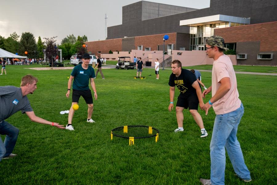 Freshman students play Spikeball